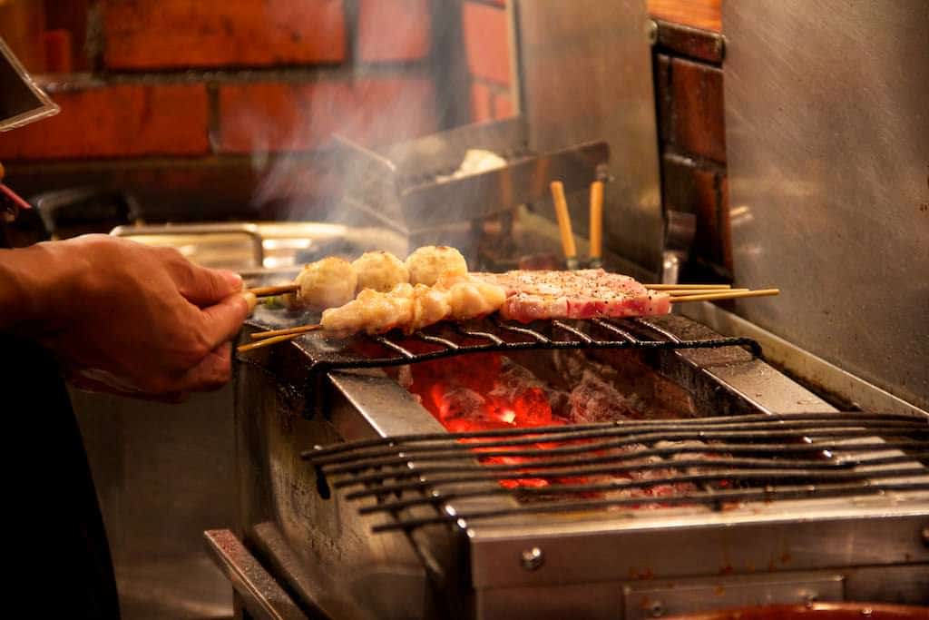 Yakitori über dem Grill