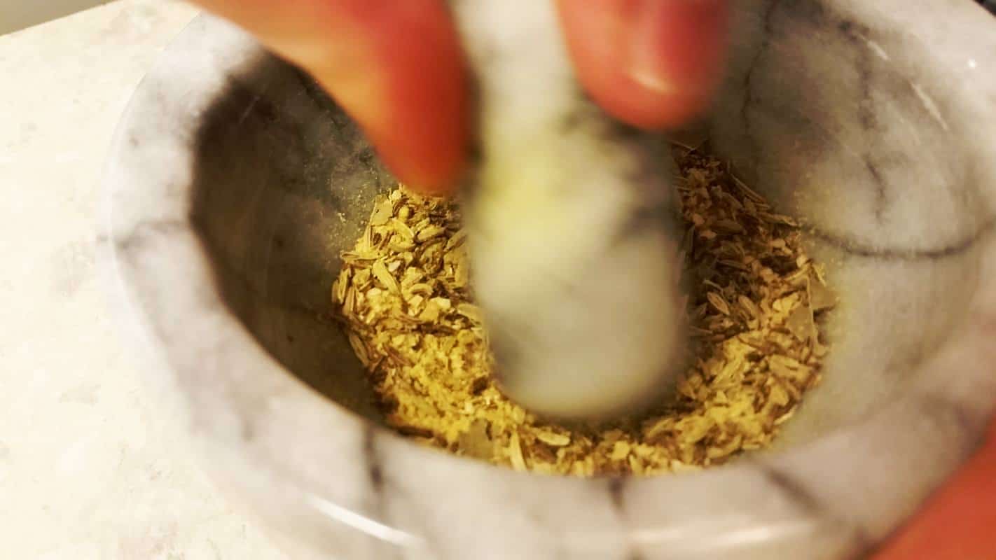 Japanisches Currypulver Schritt 2 Gewürze mahlen
