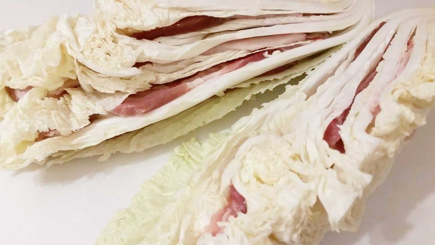 Mille-Feuille Nabe Schritt 4 Kohl und Bauchspeck schichten