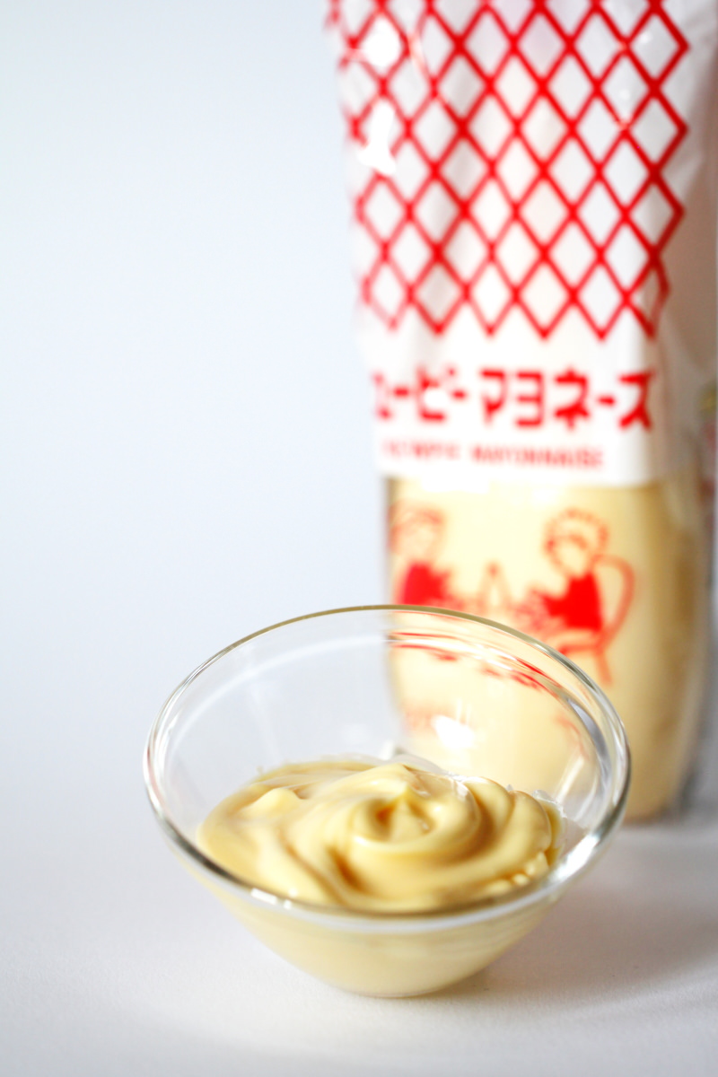 Japanische Mayonnaise als Sauce für Okonomiyaki