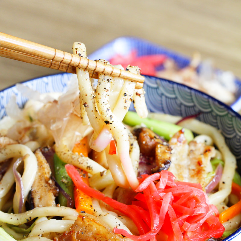 Yaki Udon Nudeln auf Stäbchen