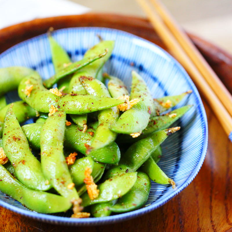 Edamame mit Chili und Stäbchen