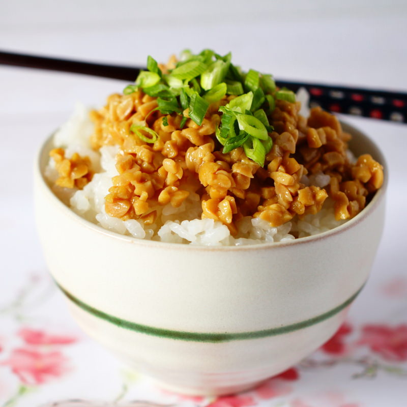 Natto mit Stäbchen