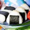 Serviervorschlag Onigiri mit Lachs