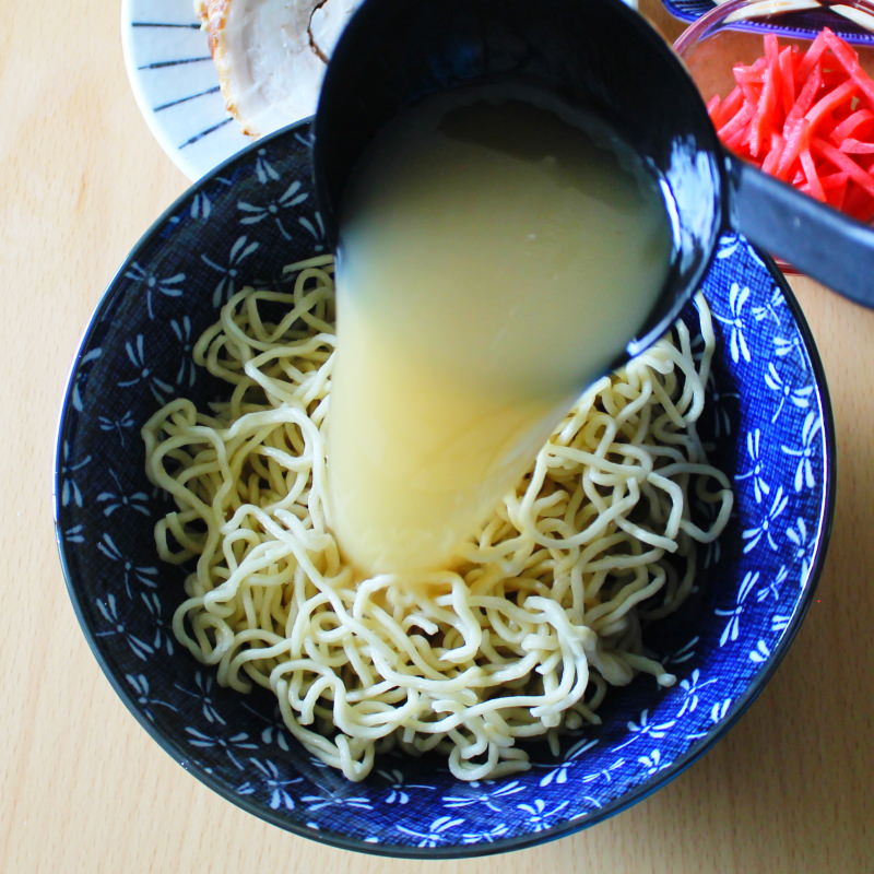 Hakata Ramen Schritt 9 Ramen, Brühe und Toppings verteilen