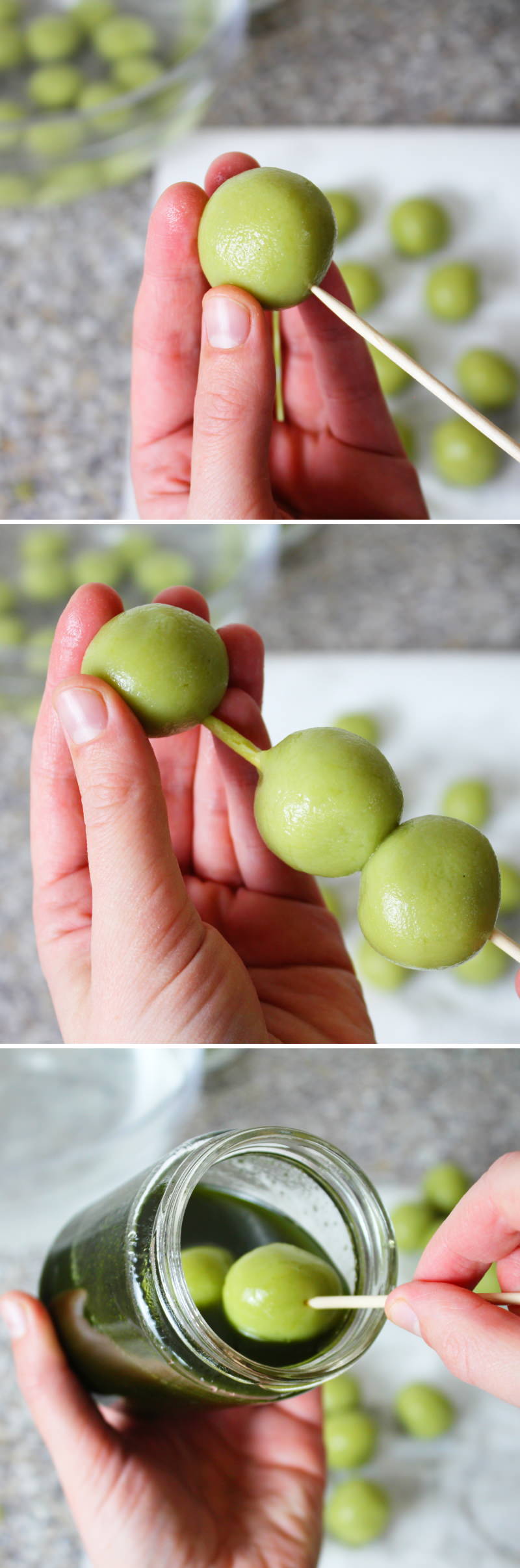 Matcha Dango Schritt 9 Reiskugeln auf Spieße stecken und in Sirup tauchen