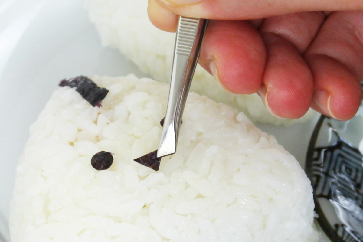 Onigiri mit Nori verzieren