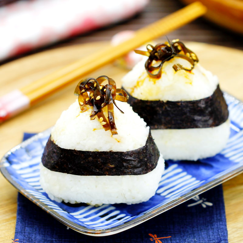 Tsukudani Onigiri mit Kombu Fertig