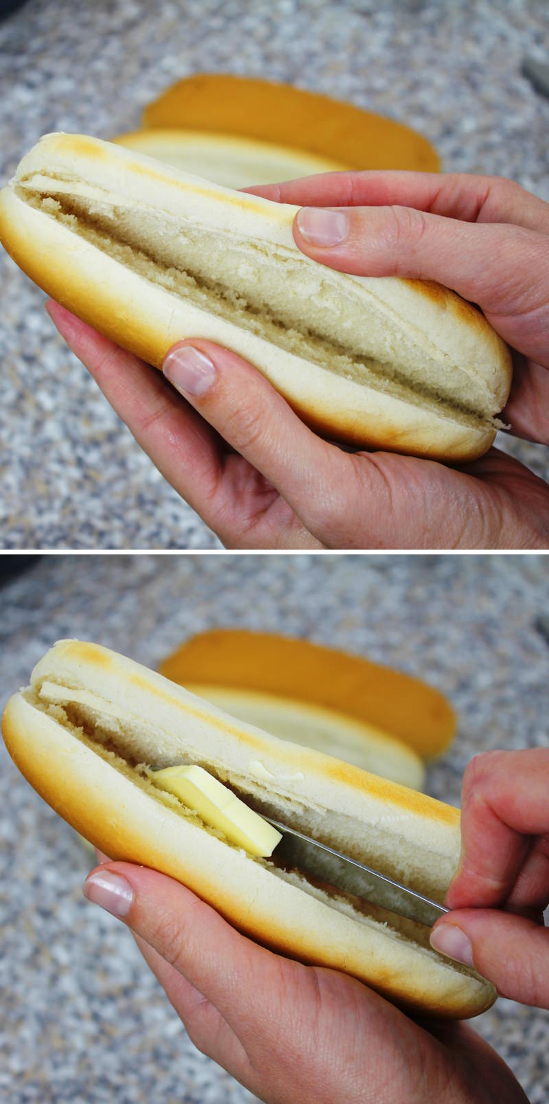 Yakisoba Pan Schritt 4 Hot Dog Brötchen mit Butter bestreichen